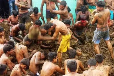 Uniknya Ritual Keagamaan di India, Saling Lempar Kotoran Sapi Tanpa Rasa Jijik