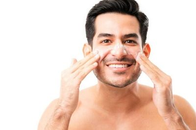 Cowok-cowok Juga Wajib Pakai Skincare Biar Kulit Sehat, Simak 3 Rangkaian Produknya
