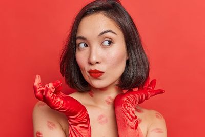 Unik! Begini Cara Tentuin Shade Lipstik Manual, Cuma Pencet Ujung Jari