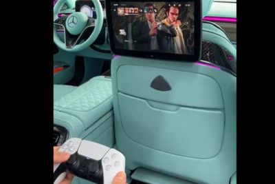 Anti Mainstream! Intip Keseruan Bermain PS5 di Dalam Mobil
