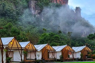 Gak Nyangka! Ada Spot Camping Mewah di Bawah Tebing Ini, Vibesnya Mirip Banget Sama Swiss