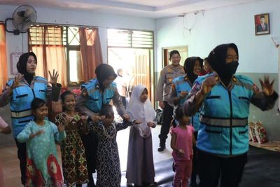 Trauma Healing, Polisi Hibur Anak Korban Longsor Ponorogo Sampai Terbahak-Bahak