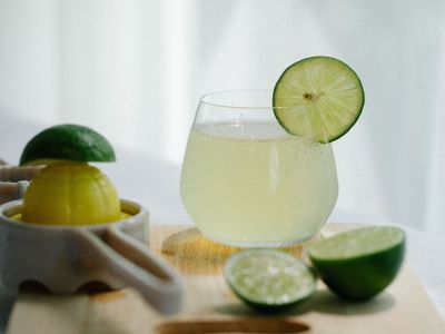 Efek Mantul dari Rajin Minum Perasan Jeruk Nipis dengan Air Hangat Setiap Pagi