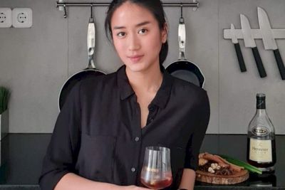 Chef Renatta Potong Rambut Sendiri Pakai Gunting Dapur, Netizen: Cantik Mah Cantik Aja