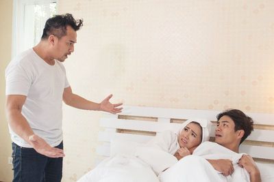 Pergoki Pacar Berduaan dengan Pria Lain, Perselingkuhan Bisa Picu Keinginan Bunuh Diri?