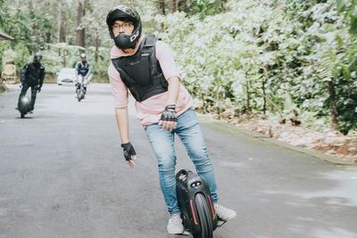 Gokil! Pria Ini Pelesiran ke Bandung-NTT Naik Kendaraan Roda Satu, Begini Kisahnya