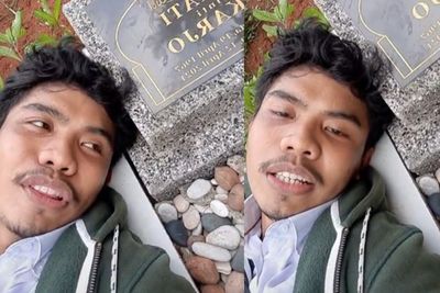 Sedih! Pemuda Healing ke Makam Ibu Sambil Curhat: Gak Ada Ibu Dunia Berantakan