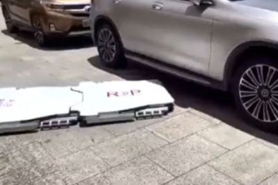 Keren! Alat Ini Bisa Pindahin Mobil yang Terparkir
