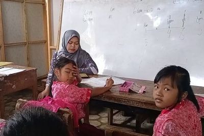 Alhamdulillah! Berkat Hamba Allah, Siswa SDN 2 Karangpatihan Gak Belajar di Tenda Lagi