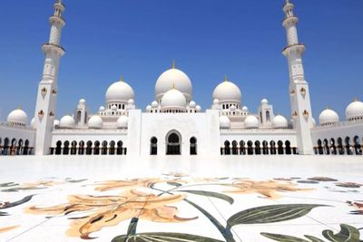 Memukau! Sheikh Zayed, Masjid Bertabur Kristal dengan Karpet Tenun Terbesar di Dunia