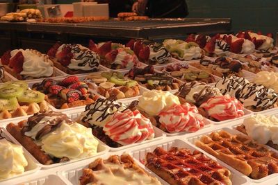 Bikin Ngiler! Nikmatnya Waffle Belgia Berwarna-warni, Rasanya Manis dan Rich Banget!