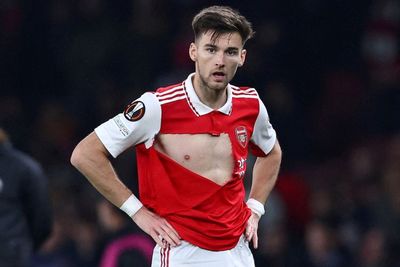 Tarik Baju Bek Arsenal Sampai Robek, Pemain Ini Gak Kena Hukuman Kartu