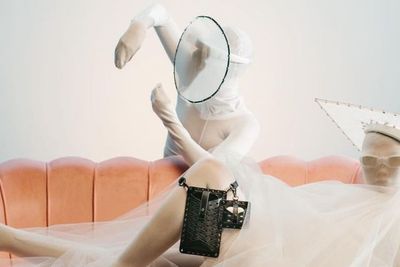 Beli iPhone14 Dapat Tas Cantik Karya Rinaldy Yunardi So Shiny!