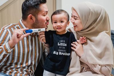 Kesha Ratuliu Hamil Anak Kedua, Ekspresi Baby Zyzy Pegang Test Pack Disorot