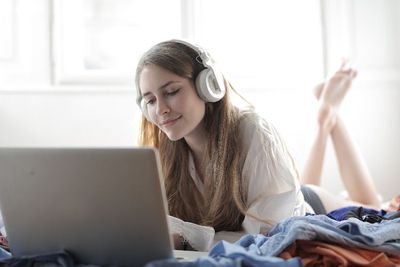 Terdengar Remeh, Begini Pengaruh Mendengarkan Podcast Bagi Kesehatan Kita