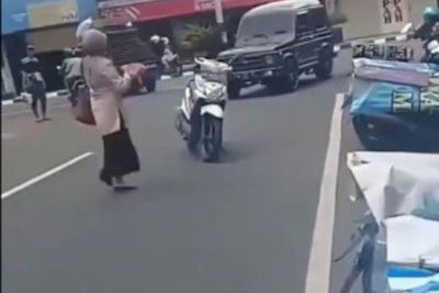 The Real Penguasa Jalan! Seorang Ibu Parkir Motor di Tengah Jalan