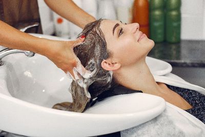 Waduh! Wanita 50 Tahun Kena Stroke saat Cuci Rambut di Salon Kecantikan, Kok Bisa?