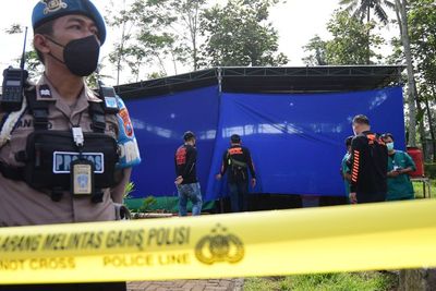 Enam Dokter Forensik Gelar Autopsi Korban Tragedi Kanjuruhan dengan Ekshumasi, Apa Itu?
