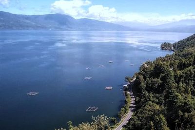 Aneh! Ternyata Ikan Bilis Cuma Bisa Hidup di Danau Ini, Panoramanya Tenangkan Jiwa!