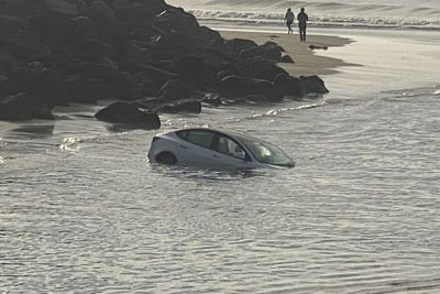 Tesla Model 3 Ditemukan Mengambang di Laut, Pamer Teknologi Baru?