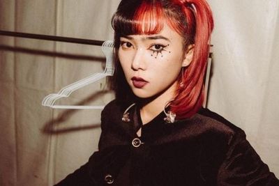 Isyana Sarasvati Pamer Foto Sebelum Manggung, Tato Hitam di Perut Bikin Salfok