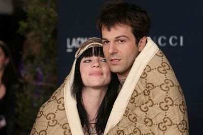 Billie Eilish & Jesse Pakai Selimut dari Merek Mahal, Netizen: Kayak Tikar Kalimantan