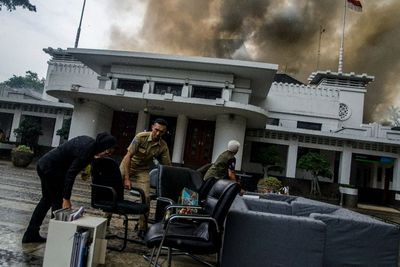 Pasca Kebakaran di Balai Kota Bandung, Polisi Amankan Sejumlah Orang