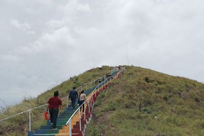 Pesona Tungku Wiri, Bukit Teletubbies di Tanah Papua Viewnya Langsung ke Danau Sentani