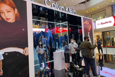 Denim Lovers Merapat! Calvin Klein Jeans Luncurkan New Fall 2022 Denim Essentials