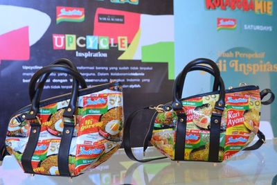 Kumpulan Fesyen Unik Kolaboramie, Ada Sandal Swallow hingga Tas Indomie!