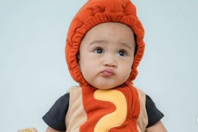 Gemasnya Rayyanza Cipung Cosplay Jadi Hotdog, Netizen: Pengen Aku Makan!