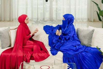 Outfit Dua Artis Malaysia Ini Jadi Sorotan, Disebut Mirip Ikan Cupang