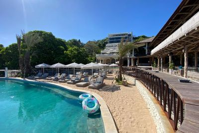 Beda dari yang Lain! Beach Club di Bali Ini Malah Jual Rujak dan Gorengan, Kayak Gimana?