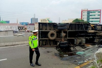 Viral Truk Ekspedisi Terguling di Bekasi, Begini Kronologinya