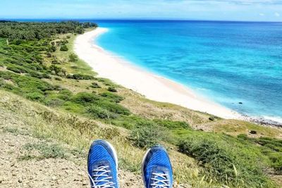 Ini Alasan Wajib Berkunjung ke Pantai Liman, Salah Satunya Warna Pasirnya yang Kemerahan!