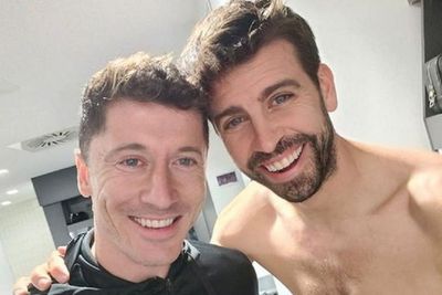 Tetap Hepi meski Dapat Kartu Merah, Lewandowski dan Pique Umbar Senyum Ceria