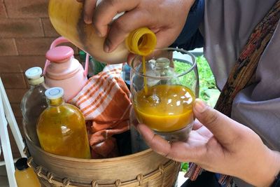 Intip Isi Gendongan Mbok Jamu, Ternyata Jamu Ini yang Paling Laku! Apa Itu?