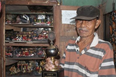 Hebat! Kakek 86 Tahun Masih Jadi Perajin Suvenir Khas Jawa, Karyanya Mengagumkan