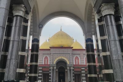 Kubah Masjid Ini Dibuat dari Emas Asli, Dibangun Tanpa Hitung Biaya oleh Pasutri Kaya Raya