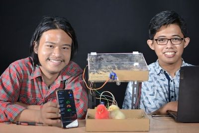 Gokil! Mahasiswa Undika Ciptakan Alat Pemberi Makan Ayam Otomatis Pakai Teknologi Canggih