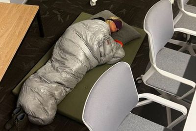 Kerjaan Numpuk, Karyawan Twitter Sampai Tidur di Lantai Kantor Beralaskan Sleeping Bag