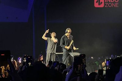 Konser LANY, Paul Klein Beri Kejutan Ini ke Penonton dan Sempat Diperingatkan Polisi