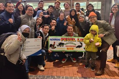 Heboh! Geng WNI Bawa Spanduk Pecel Lele Buat Dukung Tim Bulu Tangkis Berlaga di Jerman