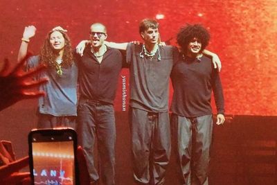 Antusiasme Konser LANY Semalam, Penonton Bawa Bunga Mawar