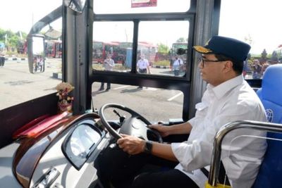 Sambut KTT G20, Menhub Budi Karya Cek Kelayakan Bus Listrik Merah Putih