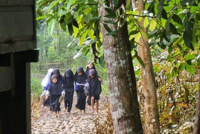 Potret Masyarakat Suku Kajang, Selalu Berpakaian Hitam dan Rumahnya Harus Menghadap Barat