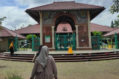 Berkunjung ke Masjid Ukhuwah Islamiyah, Bikin Lupa Kalo Lagi di Ibu Kota