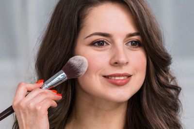 Pori-pori Besar Minggat dan Makeup Auto Mulus! Cuma Pakai Stik Primer
