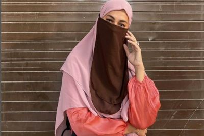 Paula Verhoeven Pakai Cadar saat Umrah di Tanah Suci, Didoakan Istiqomah Pakai Hijab