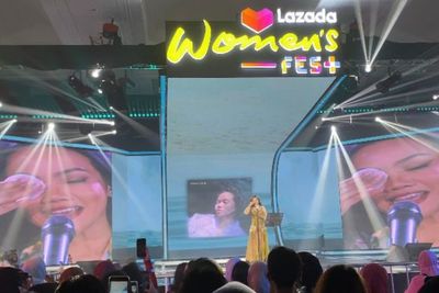 Yura Yunita Kembali Hapus Makeup Saat Manggung Tutur Batin di Lazada Women s Fest 2022